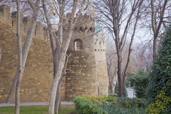 Icheri Sheher em Baku. Azerbaijão. Portão da fortaleza velha, entrada para Baku cidade velha. Baku, Azerbaijão. Paredes da Cidade Velha em Baku. Icheri Sheher é Património Mundial da UNESCO — Fotografia de Stock