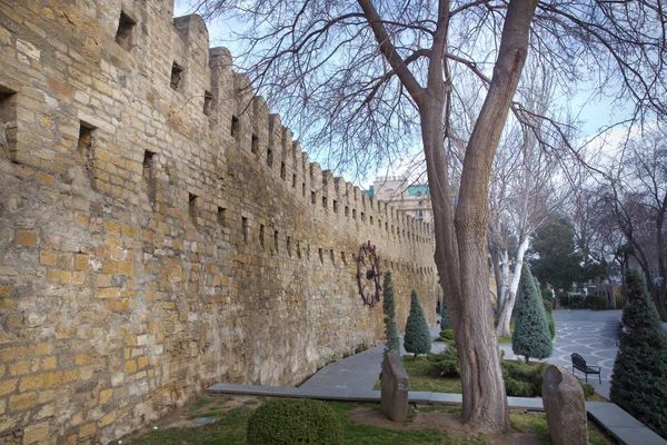 Icheri Sheher em Baku. Azerbaijão. Portão da fortaleza velha, entrada para Baku cidade velha. Baku, Azerbaijão. Paredes da Cidade Velha em Baku. Icheri Sheher é Património Mundial da UNESCO — Fotografia de Stock