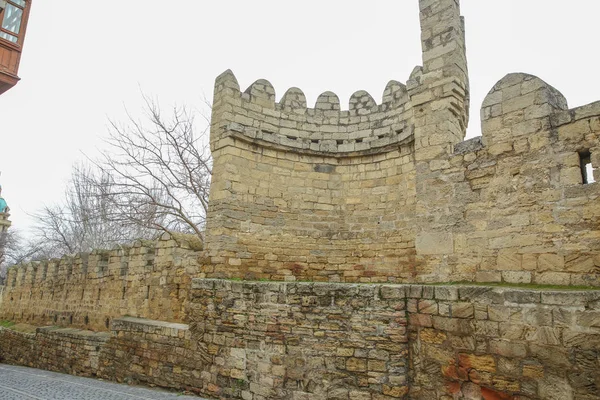 Icheri Sheher em Baku. Azerbaijão. Portão da fortaleza velha, entrada para Baku cidade velha. Baku, Azerbaijão. Paredes da Cidade Velha em Baku. Icheri Sheher é Património Mundial da UNESCO — Fotografia de Stock