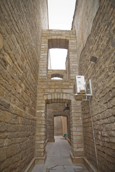 Icheri Sheher em Baku. Azerbaijão. Portão da fortaleza velha, entrada para Baku cidade velha. Baku, Azerbaijão. Paredes da Cidade Velha em Baku. Icheri Sheher é Património Mundial da UNESCO — Fotografia de Stock