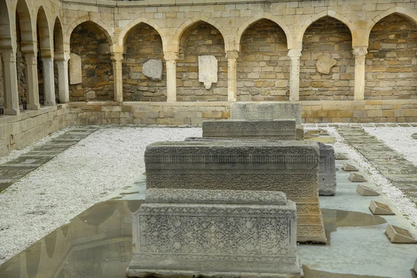 Azerbaijan, Baku : Arcades and religious burial Place in Old city, Icheri Sheher - UNESCO World Heritage Site — Stock Photo, Image