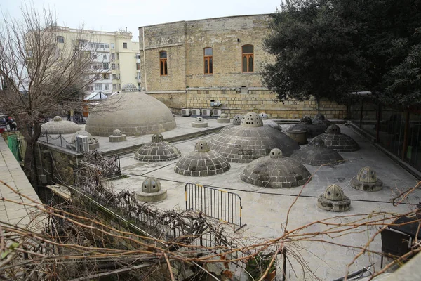 Azerbaijão, Baku: O telhado e a cúpula de um hamam antigo na cidade de Baku. BAKU, AZERBAIJAN - Novembro 2016: Casas de banho antigas na cidade velha de Baku Icheri Sheher, Azerbaijão — Fotografia de Stock