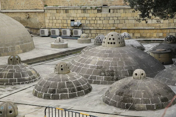 Azerbaiyán, Bakú: El techo y la cúpula de un antiguo hamam en la ciudad de Bakú. BAKU, AZERBAIJAN - Noviembre 2016: Antiguas casas de baño en el casco antiguo de Bakú Icheri Sheher, Azerbaiyán — Foto de Stock