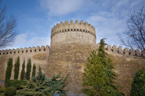 Icheri Sheher i Baku. Azerbajdzjan. Utfärda utegångsförbud för av den gamla fästningen, ingång till Baku gamla stadsdel. Baku, Azerbajdzjan. Väggarna i den gamla staden i Baku. Icheri Sheher är ett Unesco-världsarv — Stockfoto