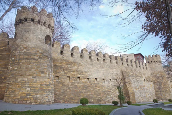 Icheri Sheher en Bakú. Azerbaiyán. Puerta de la antigua fortaleza, entrada al casco antiguo de Bakú. Bakú, Azerbaiyán. Murallas de la Ciudad Vieja en Bakú. Icheri Sheher es Patrimonio de la Humanidad por la UNESCO — Foto de Stock