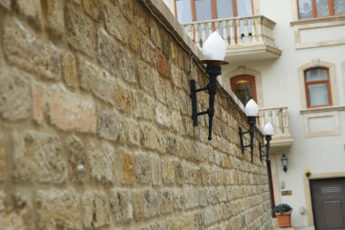 Eski şehir, Icheri Şirvanşahlar Sarayı Caddesi üzerinde eski lamba. Bakü, Azerbaycan. Bakü eski şehirde oryantal tarzda bronz sokak lambası