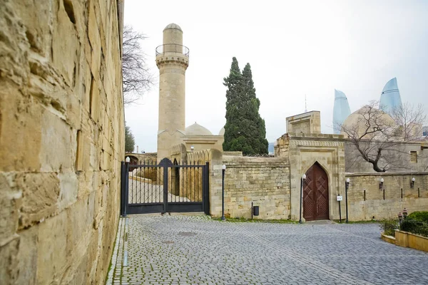 Старый город в Баку на заднем плане Пламенные башни. Мечеть во дворце Ширваншахов в Баку. Азербайджан — стоковое фото