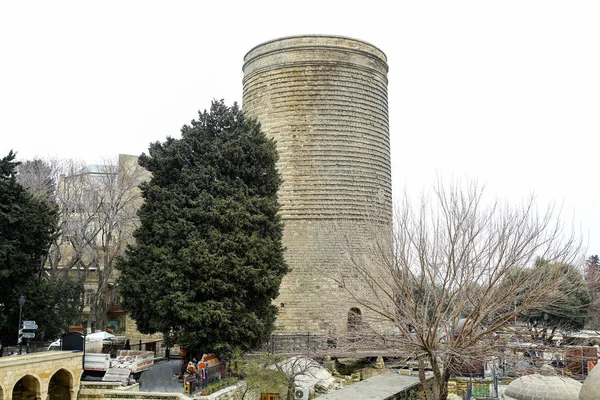 Девичья башня, также известная как Гиз Галаси, расположена в Старом городе в Баку, Азербайджан. Девичья башня была построена в XII веке как часть города со стенами. — стоковое фото