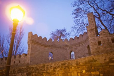 Bakıda Icheri Sarayı. Azerbaycan. Eski kale, gece Bakü eski şehir giriş kapısı. Bakü, Azerbaycan. Bakü'deki eski şehir duvarlarının. Icheri Şirvanşahlar Sarayı bir Unesco Dünya Mirası olduğunu