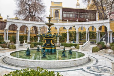 Bakı şəhəri, Azerbaycan Filarmoni parkta çeşme. Bakü, Azerbaycan. Filarmoni Fountain Park. Azerbaycan devlet Filarmoni salonu 1912 yılında inşa Azerbaycan ana konser salonunda olduğunu