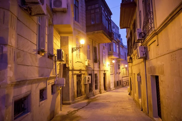 Aydınlatma eski şehirde kale kapıları. Icheri gece Bakıda – Şirvanşahlar Sarayı. Azerbaycan. Eski kale, Bakü eski şehir giriş kapısı. Bakü'deki eski şehir duvarlarının. Icheri Şirvanşahlar Sarayı olduğunu