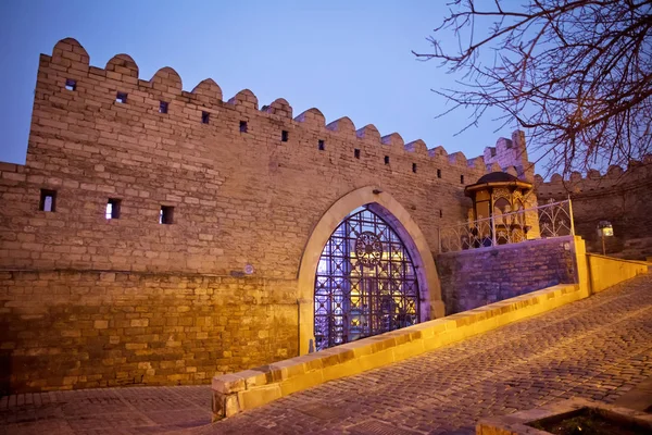 Bakıda Icheri Sarayı. Azerbaycan. Eski kale, gece Bakü eski şehir giriş kapısı. Bakü, Azerbaycan. Bakü'deki eski şehir duvarlarının. Icheri Şirvanşahlar Sarayı bir Unesco Dünya Mirası olduğunu