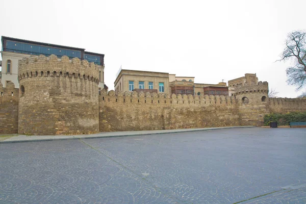 Icheri Sheher em Baku. Azerbaijão. Portão da fortaleza velha, entrada para Baku cidade velha. Baku, Azerbaijão. Paredes da Cidade Velha em Baku. Icheri Sheher é Património Mundial da UNESCO — Fotografia de Stock