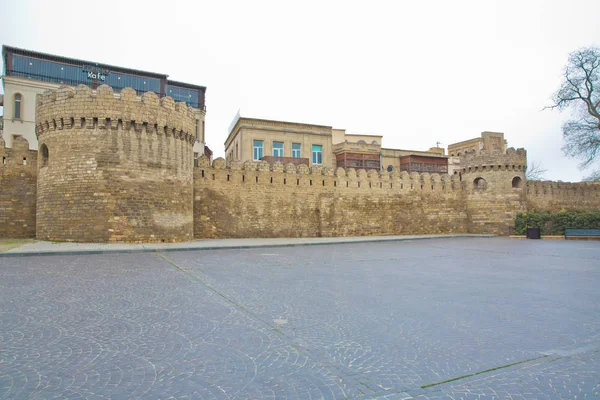 Icheri Sheher en Bakú. Azerbaiyán. Puerta de la antigua fortaleza, entrada al casco antiguo de Bakú. Bakú, Azerbaiyán. Murallas de la Ciudad Vieja en Bakú. Icheri Sheher es Patrimonio de la Humanidad por la UNESCO — Foto de Stock