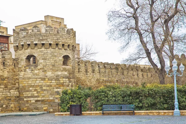 Icheri Sheher a Baku. Azerbaigian. Porta della vecchia fortezza, ingresso al centro storico di Baku. Baku, Azerbaigian. Mura della Città Vecchia di Baku. Icheri Sheher è patrimonio mondiale dell'UNESCO — Foto Stock
