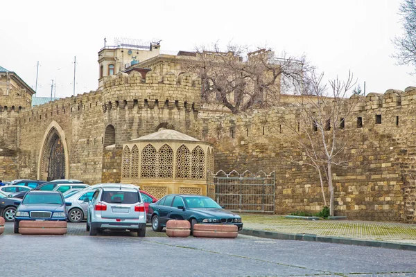 Icheri Sheher a Baku. Azerbaigian. Porta della vecchia fortezza, ingresso al centro storico di Baku. Baku, Azerbaigian. Mura della Città Vecchia di Baku. Icheri Sheher è patrimonio mondiale dell'UNESCO — Foto Stock