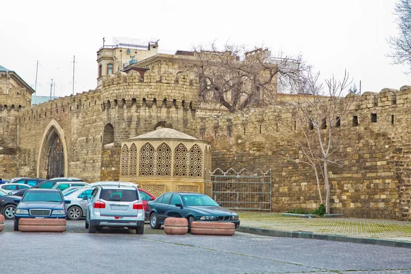 Icheri Sheher v Baku. Ázerbájdžán. Brána, staré tvrze, vstupu do starého města Baku. Baku, Ázerbájdžán. Hradby starého města v Baku. Icheri Sheher je na seznamu světového dědictví UNESCO — Stock fotografie