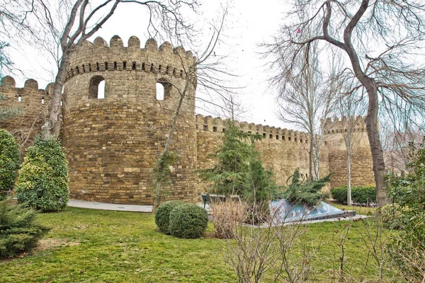 Bakıda Icheri Sarayı. Azerbaycan. Eski kale, Bakü eski şehir giriş kapısı. Bakü, Azerbaycan. Bakü'deki eski şehir duvarlarının. Icheri Şirvanşahlar Sarayı bir Unesco Dünya Mirası olduğunu — Stok fotoğraf