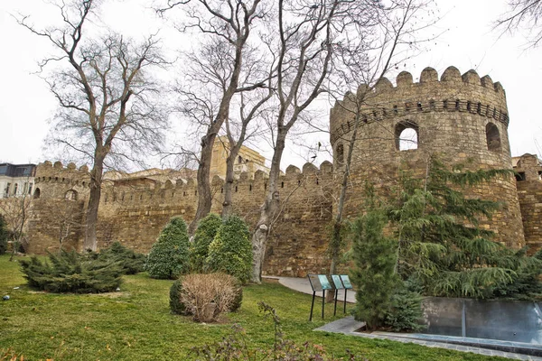 Icheri Sheher en Bakú. Azerbaiyán. Puerta de la antigua fortaleza, entrada al casco antiguo de Bakú. Bakú, Azerbaiyán. Murallas de la Ciudad Vieja en Bakú. Icheri Sheher es Patrimonio de la Humanidad por la UNESCO — Foto de Stock