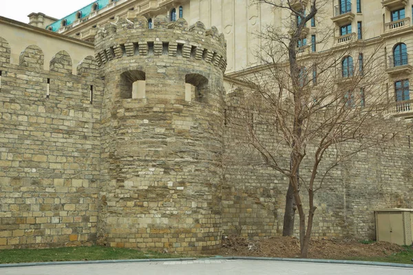 바쿠에서 Icheri Sheher입니다. 아제르바이잔. 오래 된 요새, 바쿠 구시가지 입구의 게이트. 바쿠, 아제르바이잔입니다. 바쿠에서 올드 시티의 벽입니다. Icheri Sheher는 유네스코 세계 문화 유산 — 스톡 사진