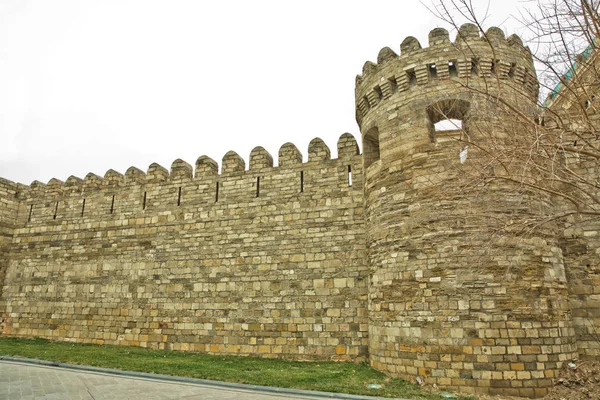 Icheri Sheher à Bakou. Azerbaïdjan. Porte de la vieille forteresse, entrée de la vieille ville de Bakou. Bakou, Azerbaïdjan. Murs de la vieille ville de Bakou. Icheri Sheher est un site du patrimoine mondial de l'UNESCO — Photo