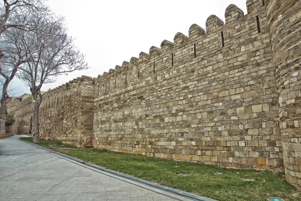 Bakıda Icheri Sarayı. Azerbaycan. Eski kale, Bakü eski şehir giriş kapısı. Bakü, Azerbaycan. Bakü'deki eski şehir duvarlarının. Icheri Şirvanşahlar Sarayı bir Unesco Dünya Mirası olduğunu — Stok fotoğraf