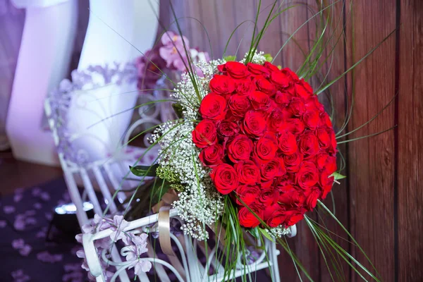 A hundred red roses on a purple background . A bouquet of flowers bouquet of a hundred red roses . Big bouquet of one hundred big red roses flowers . Selective focus — Stock Photo, Image