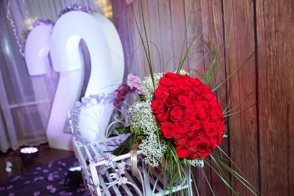 Honderd rode rozen op een paarse achtergrond. Een boeket van bloemen boeket van honderd rode rozen. Groot boeket van honderd grote rode rozen bloemen. Selectieve aandacht — Stockfoto