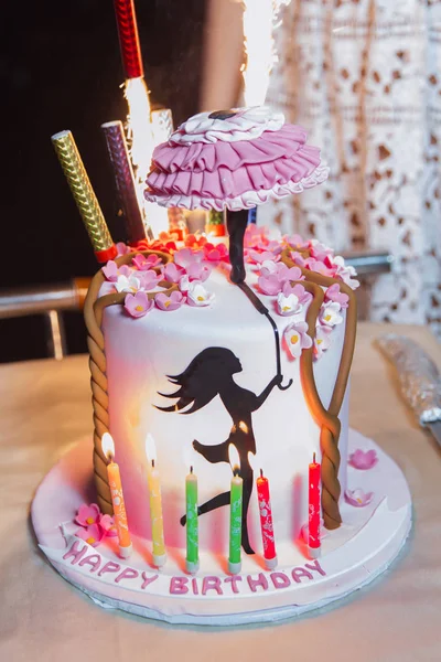El pastel de cumpleaños de la chica. Un paraguas en su mano sobre el pastel. Cumpleaños. — Foto de Stock