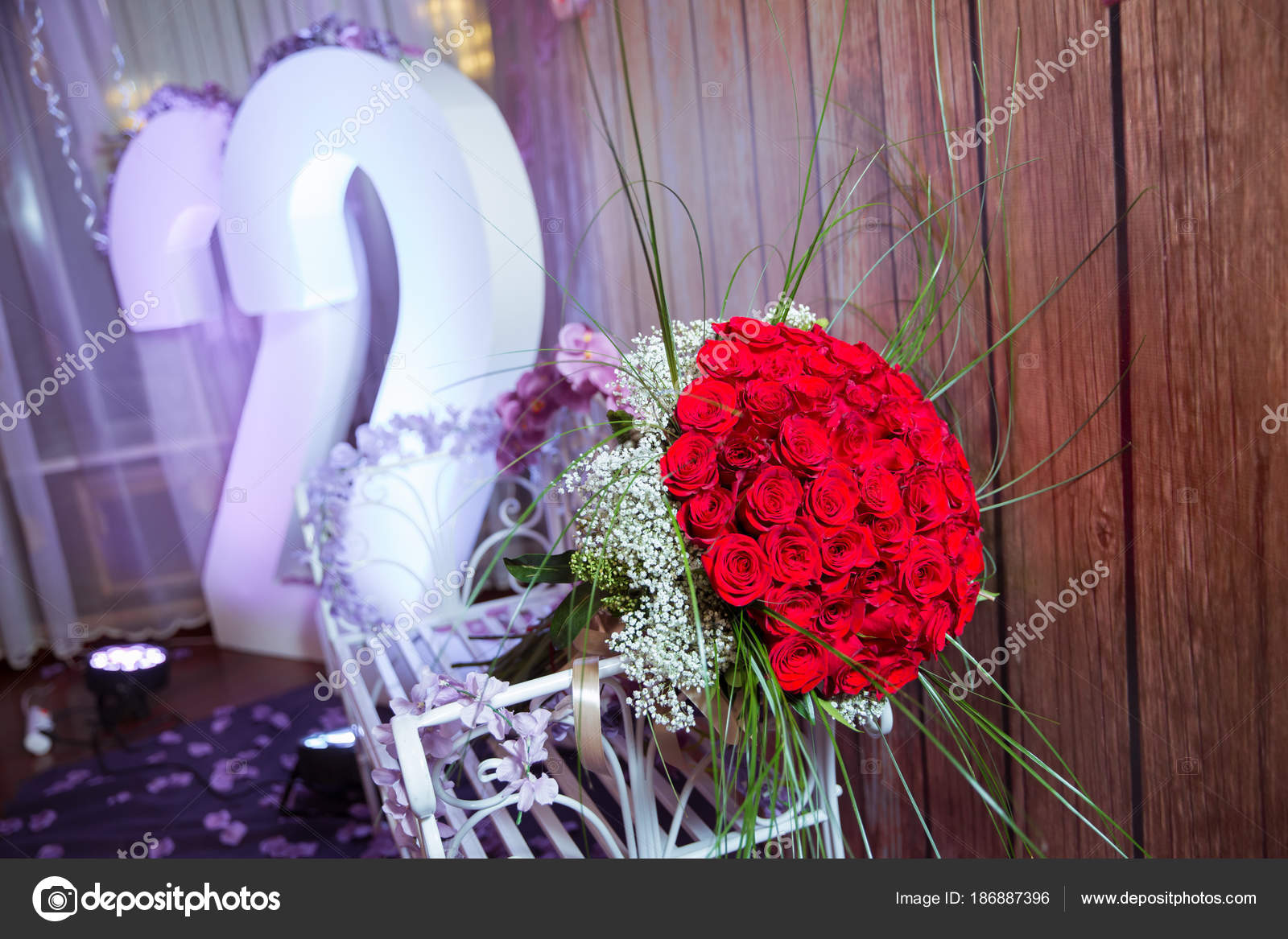 Hundert Rote Rosen Auf Violettem Hintergrund Ein Blumenstrauss Aus Hundert Roten Rosen Grosser Strauss Von Hundert Grossen Roten Rosen Selektiver Fokus Stockfoto C Fotoqraf Tk Mail Ru