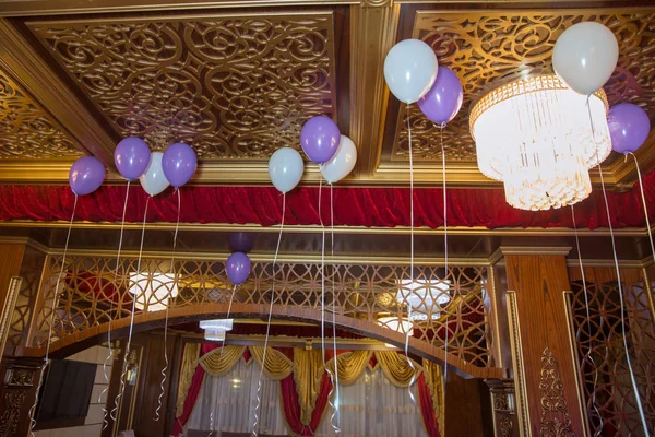 Witte en paarse ballon ballonnen hangen onder het witte plafond — Stockfoto