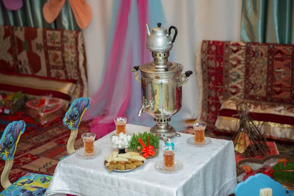 Fondo de vacaciones Novruz. Semeni en placa vintage decorada. Samovar y tetera. Samovar en un fondo de vacaciones Novruz. Té en las tazas de mantel — Foto de Stock