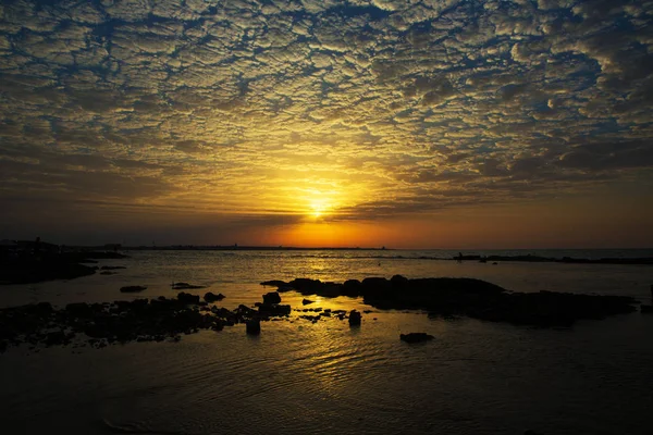 Lever du soleil, mise au point sélective avec une faible profondeur de champ : mise au point douce, bruit et grain dus à une longue exposition : utilisation idéale pour le fond. Azerbaïdjan nature .Belle plage au coucher du soleil, Soirée d'été. Azerbaïdjan — Photo