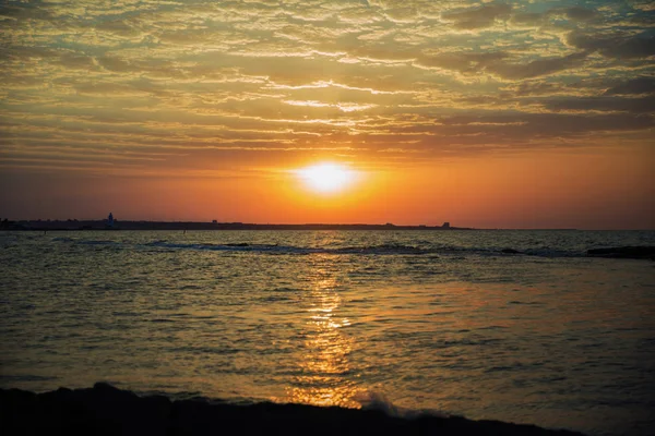 Летний золотой закат над черным морем со спокойными волнами и лучами солнца на азербайджанской природе. — стоковое фото