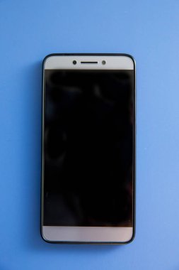 Siyah smartphone örnekler. Yazdırma, Web sitesi, sunu öğesi için kullanabilirsiniz. telefon app demo için. Boş ekran. Mavi arka plan, siyah ekranda siyah smartphone. Smartphone kadar sahte