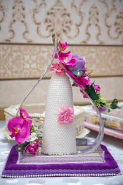 Nişan için dekoratif tatlılar. Nişan için şeker. Mor ve pembe çiçek .