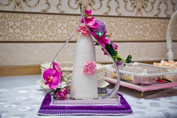 Decoratieve snoep voor engagement. Suiker voor de verloving. Violette en roze bloem . — Stockfoto
