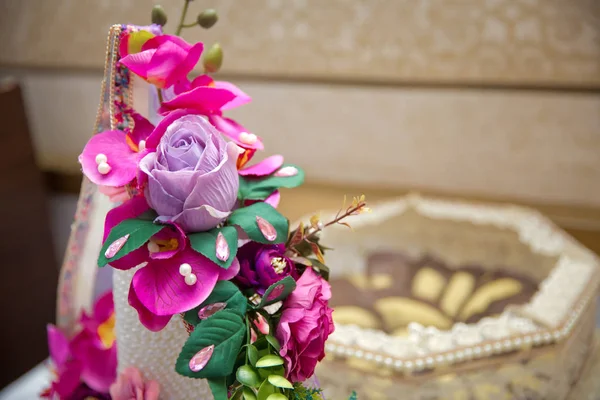 Decoratieve snoep voor engagement. Suiker voor de verloving. Violette en roze bloem . — Stockfoto