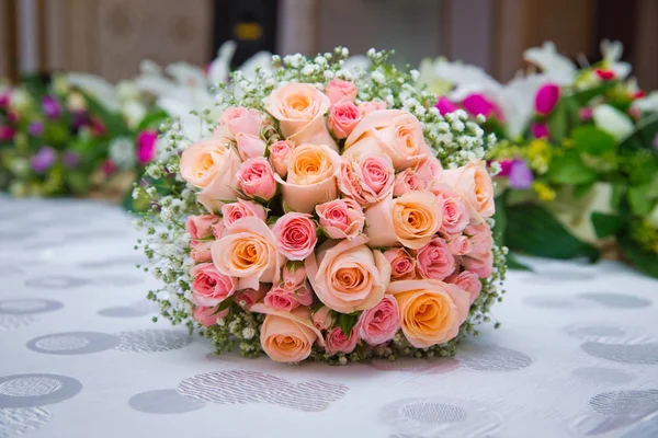 Menyasszonyi csokor, narancssárga és rózsaszín rózsa különböző méretű fogantyúval, fehér háttér. Romantikus esküvői csokor gyönyörű virágok. — Stock Fotó