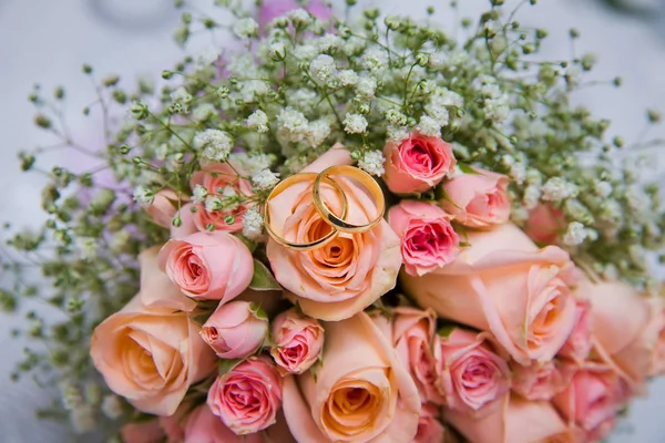 Menyasszonyi csokor, narancssárga és rózsaszín rózsa különböző méretű fogantyúval, fehér háttér. Romantikus esküvői csokor gyönyörű virágokkal. Két gyűrű ábrázol-a értelmében a szeretet érzése — Stock Fotó