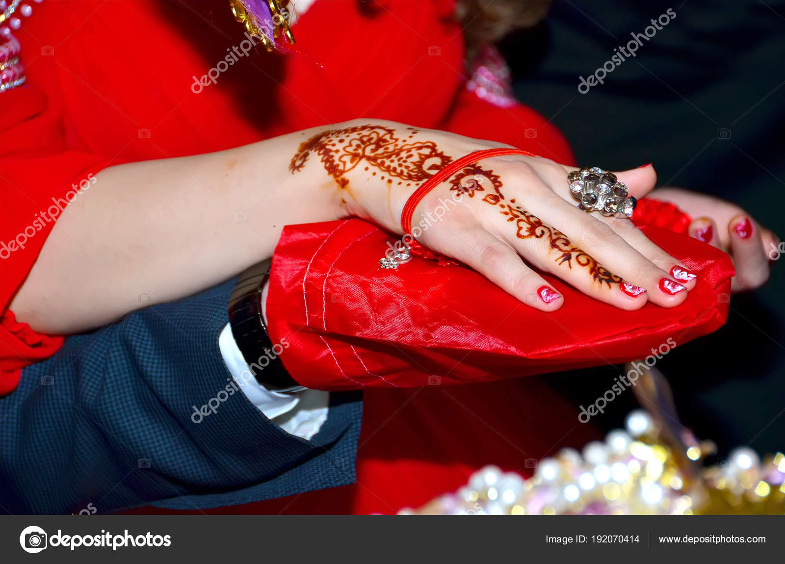 Se Dibujan Las Manos Y Dedos Para Henna Mano Femenina Con Tatuaje