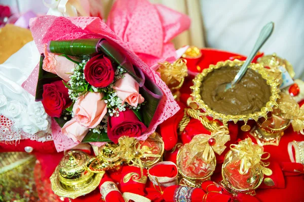 Blanda henna för hår. Naturlig henna färg blandas inklistrade i en skål. Henna tabellen. Guld-garneringen för henna . — Stockfoto