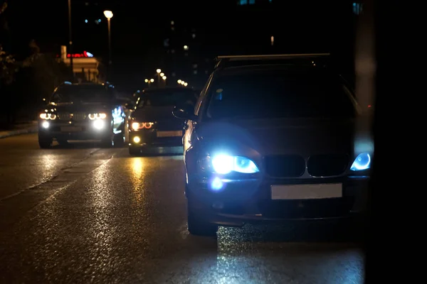 Arabalar gece manzarası. Şehrin sarı ve kırmızı elektrik ışığı ile gece onlar sırasında araçlık yol geliyor ev. Otomobil alır Bölümü'nde gece sokak drag yarışı. — Stok fotoğraf