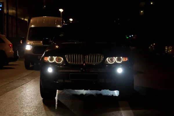 Vista noturna dos carros. Estrada na cidade à noite com luz elétrica amarela e vermelha para carros durante o regresso a casa. Os carros competem à noite. Apenas as luzes das carruagens noturnas . — Fotografia de Stock