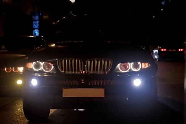 Vista noturna dos carros. Estrada na cidade à noite com luz elétrica amarela e vermelha para carros durante o regresso a casa. Os carros competem à noite. Apenas as luzes das carruagens noturnas . — Fotografia de Stock