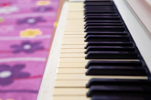 Fondo de teclado de piano con plano de primer plano.Feria en borrosa y desenfocada, enfoque suave, Seleccionar enfoque —  Fotos de Stock