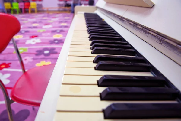 Een prachtige piano. De piano is zwart en wit. Het is een moderne en nieuwe instrument. — Stockfoto