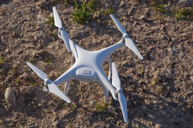 Beyaz drone ile dijital fotoğraf makinesi dağ Drone ile yüksek çözünürlüklü dijital fotoğraf makinesi üzerinde gökyüzünde uçan. Uçak havada çalışma. Uçmaya hazırlanıyor çim kamera ile robot