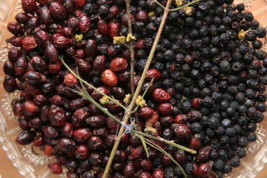 Tahta kırsal masa arka planında Hawthorn. Gül kalçası köpek gülünün meyvesi. Böğürtlen reçeli .