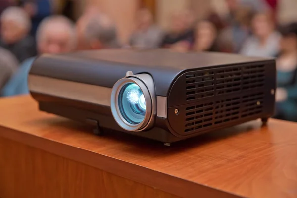 РК-відеопроектор на бізнес-конференції або лекції в офісі з копіювальним простором. проектор на стелі в приміщенні . — стокове фото